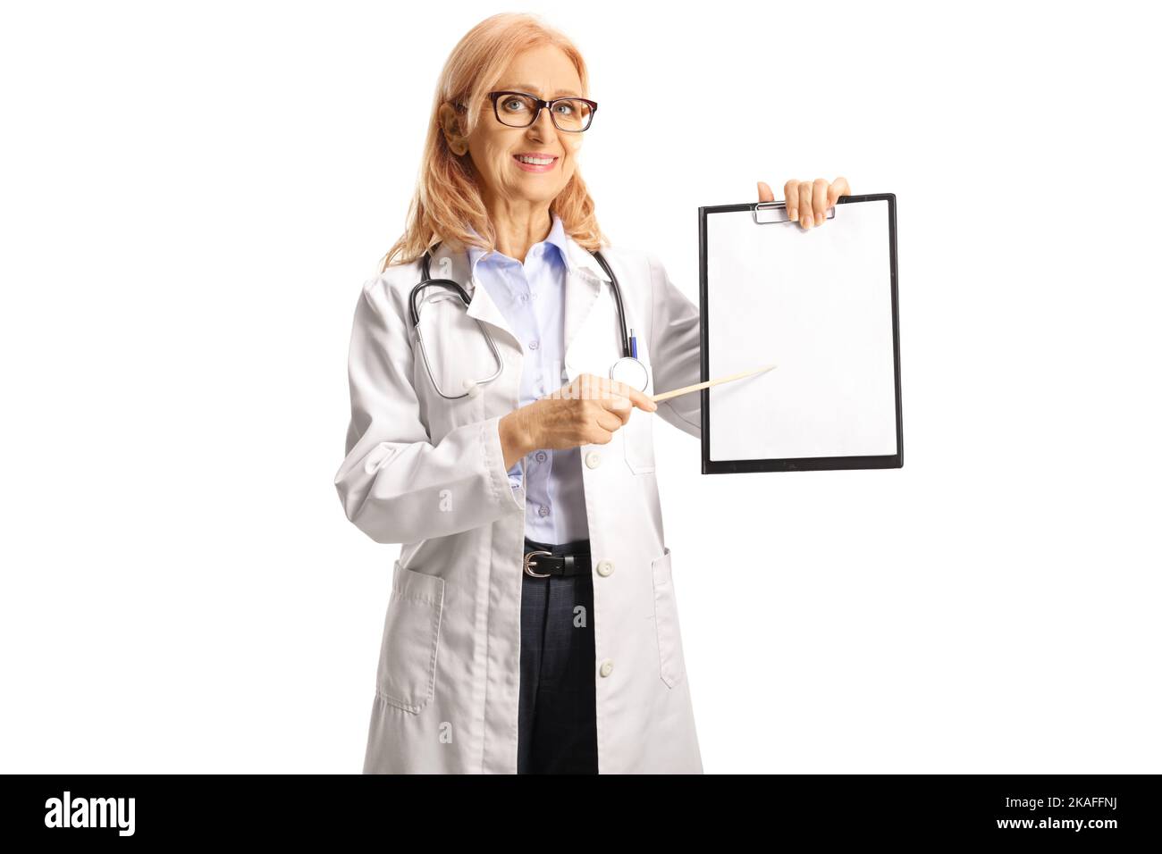 Sorridente medico femmina che tiene una clipboard e punta con un bastone isolato su sfondo bianco Foto Stock