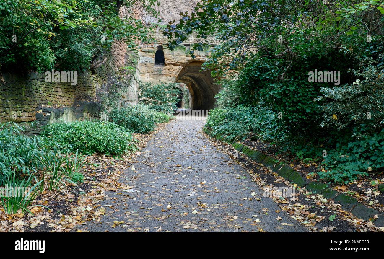 Ingresso inferiore al tunnel del parco, con pareti rivestite in pietra e pietra arenaria non rivestita Foto Stock