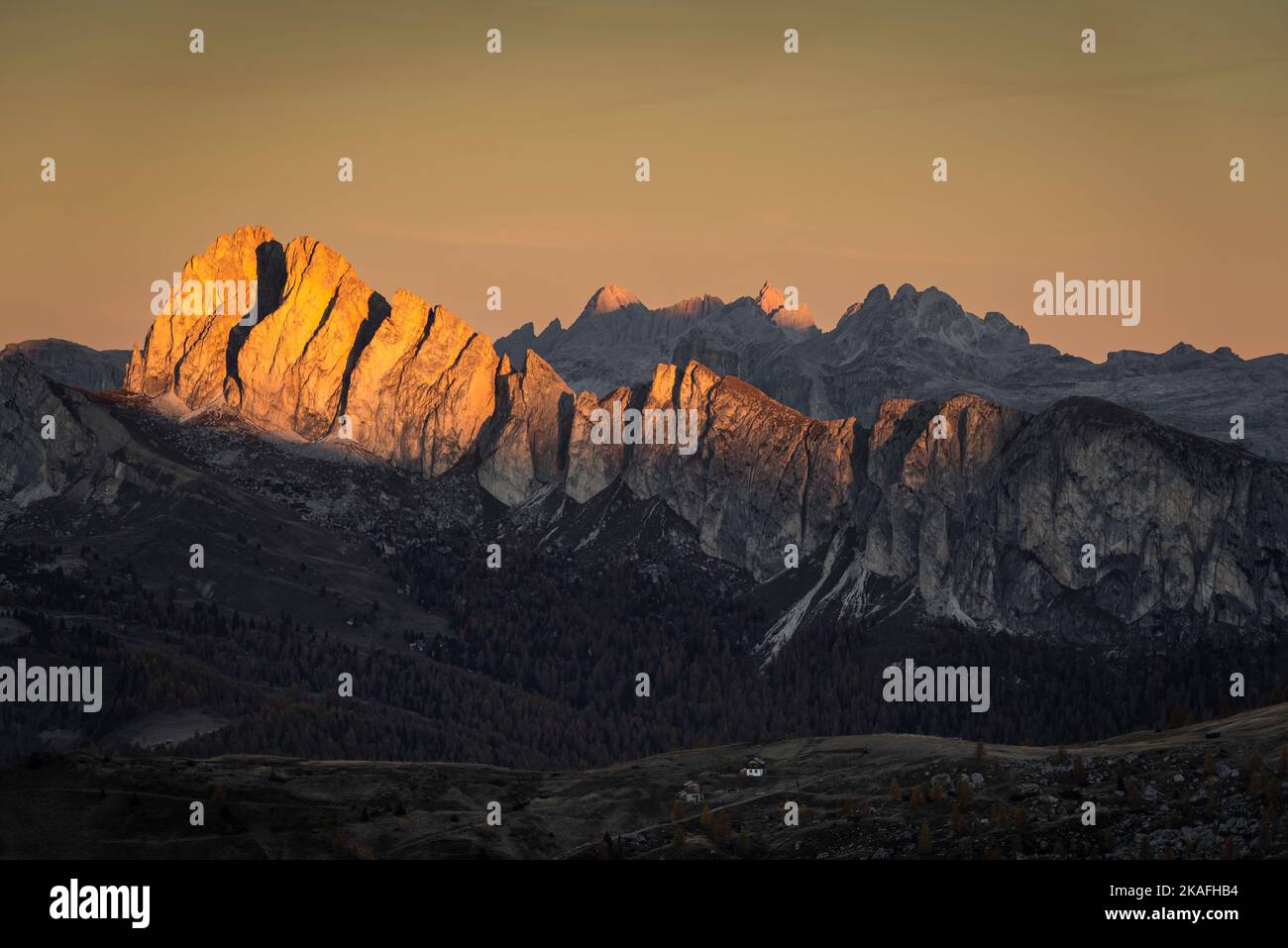 Le scogliere del Monte Settsass e Puez-Odle nelle Dolomiti brillano dorate nella prima luce del sole dopo l'alba in autunno, Italia Foto Stock