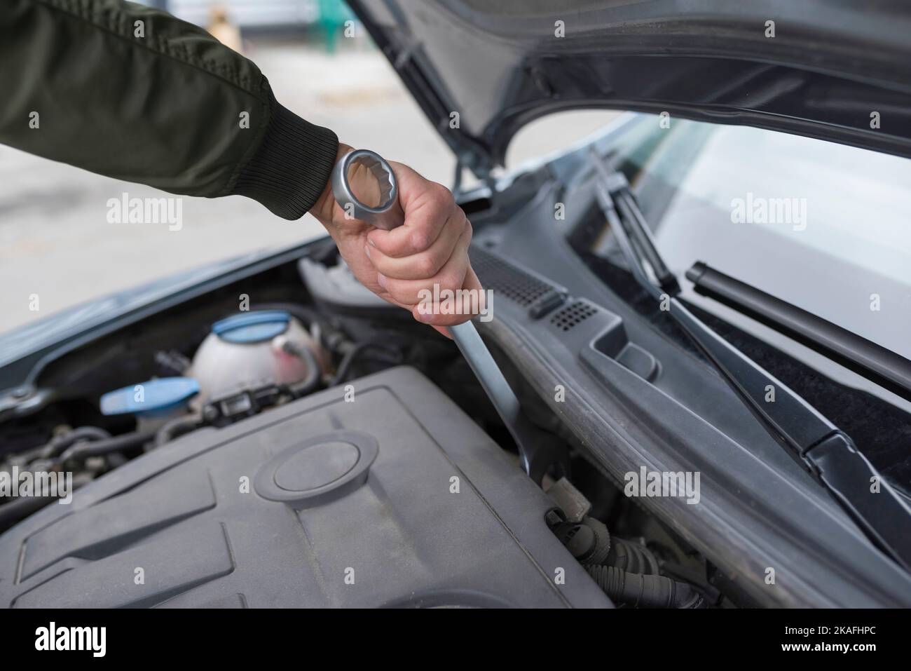 Auto meccanico mano e chiave riparazione auto. Concetto di riparazione automatica Foto Stock
