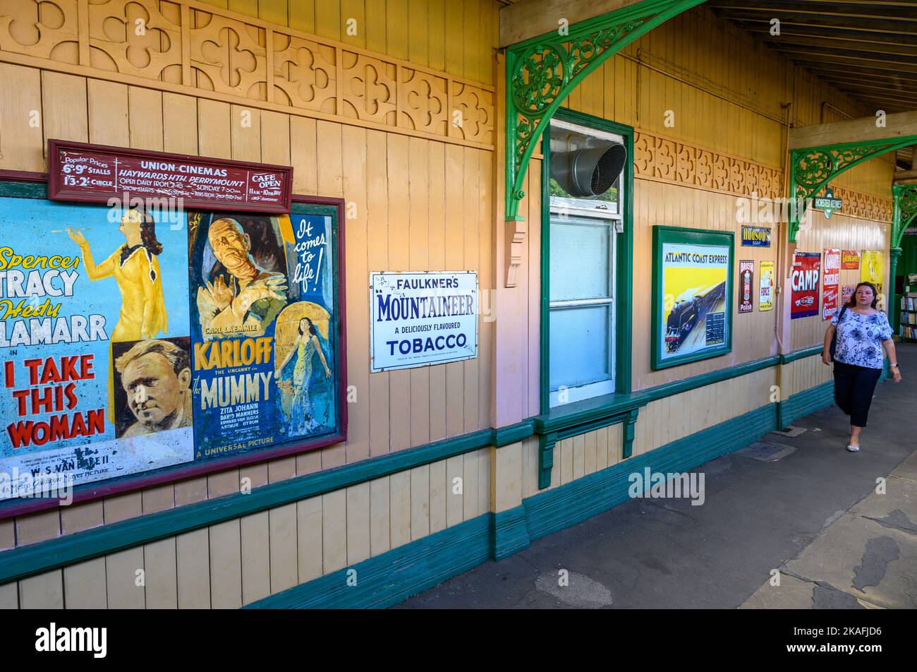 Poster del film d'epoca e cartelli pubblicitari alla stazione di Horsted Keynes sulla storica linea ferroviaria Bluebell, East Sussex, Inghilterra. Foto Stock