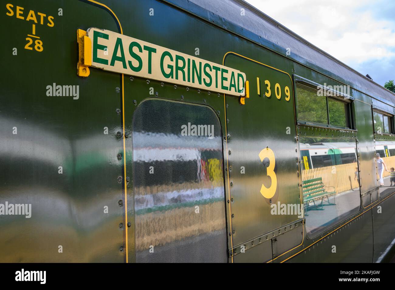 Closeup di un vintage carrozza passeggeri sulla linea Bluebell Railway alla stazione East Grinstead, East Sussex, Inghilterra. Foto Stock