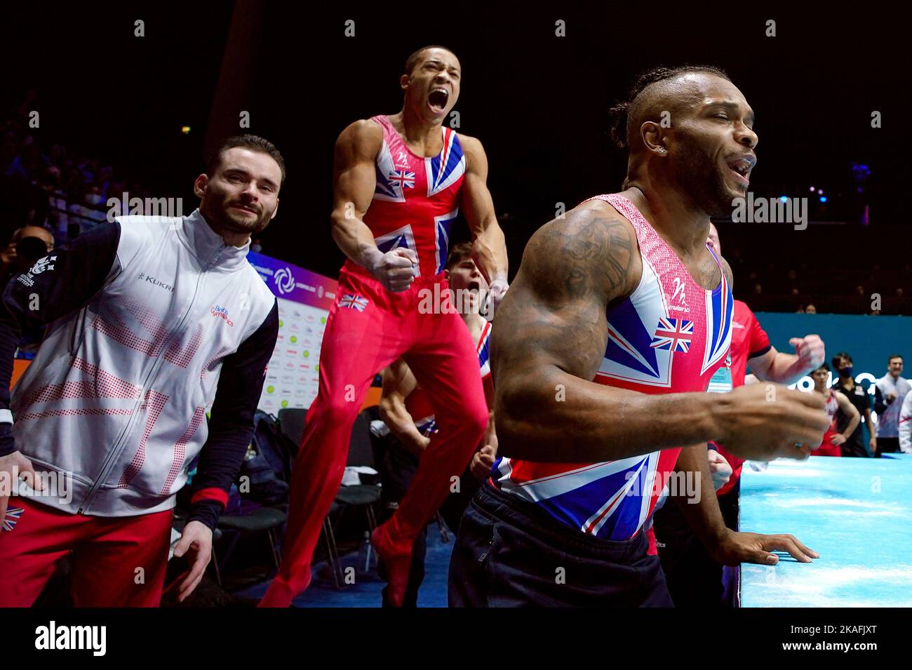 James Hall (a sinistra), Joe Fraser (al centro) e Courtney Tulloch celebrano la vittoria della medaglia di bronzo della squadra durante il quinto giorno dei campionati mondiali di ginnastica artistica di fica alla M&S Bank Arena di Liverpool. Data immagine: Mercoledì 2 novembre 2022. Foto Stock