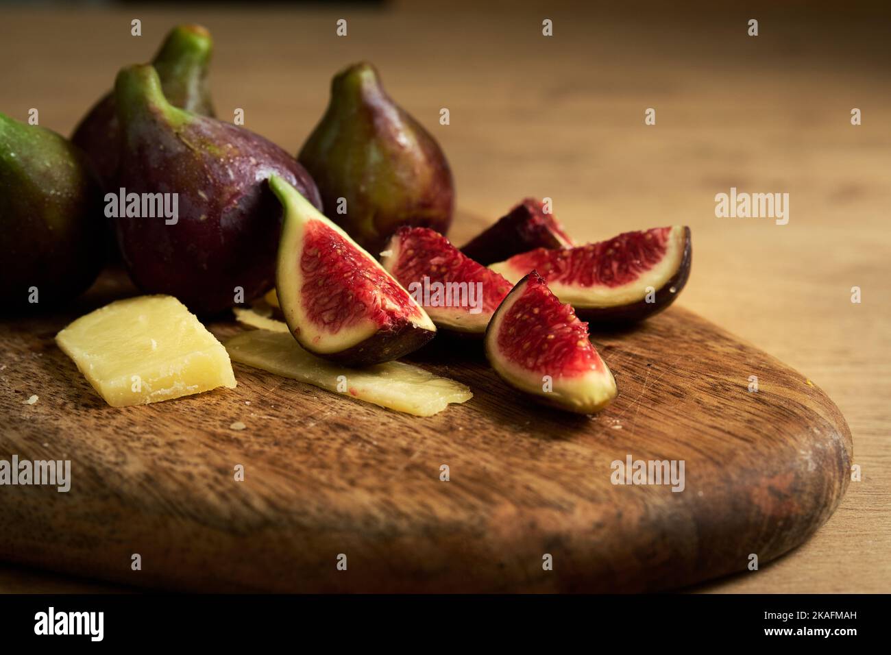 affettato fichi su un asse di legno Foto Stock