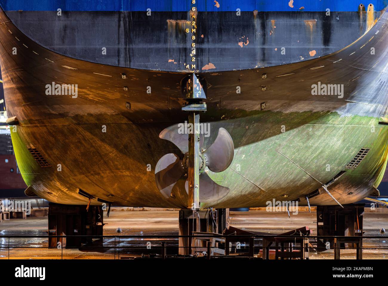 chiglia di una nave da carico generale in banchina galleggiante per la manutenzione Foto Stock