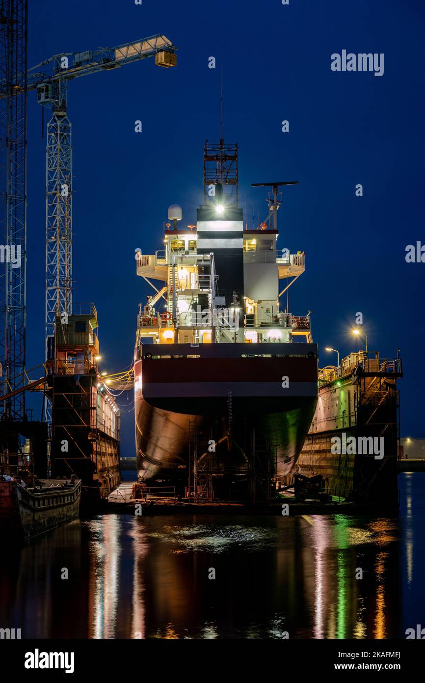 nave da carico generale in banchina galleggiante per manutenzione notturna Foto Stock