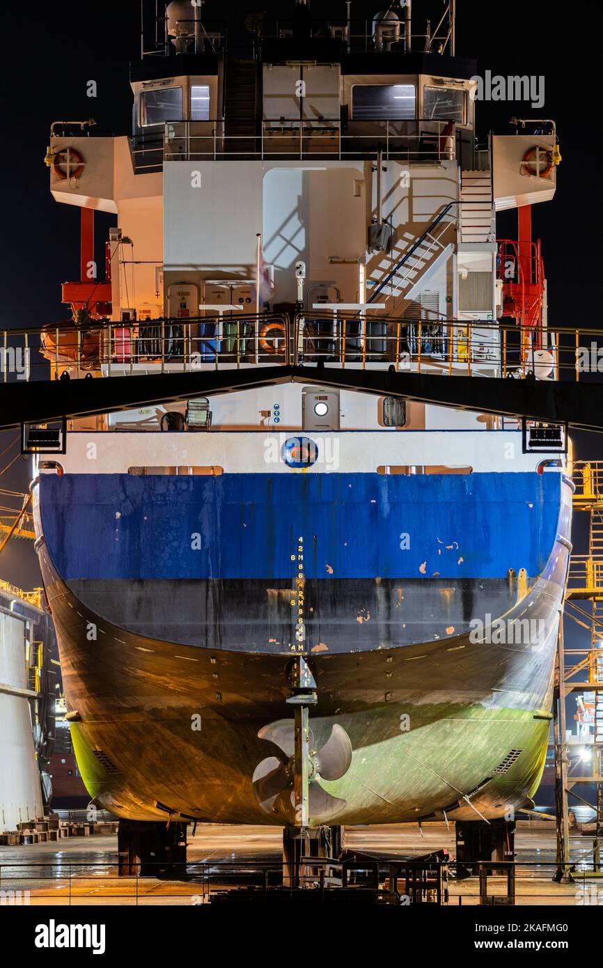 nave da carico generale in banchina galleggiante per manutenzione notturna Foto Stock