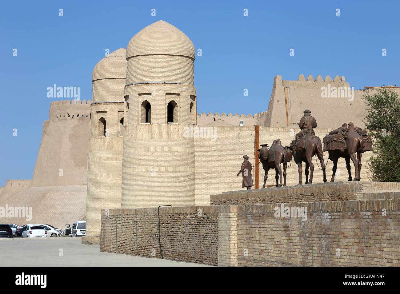 Statua di al-Khwārizmī a ATA Darvoza (porta del Padre) o porta Ovest, Ichan Kala (fortezza interna), Khiva, Provincia di Khorezm, Uzbekistan, Asia Centrale Foto Stock