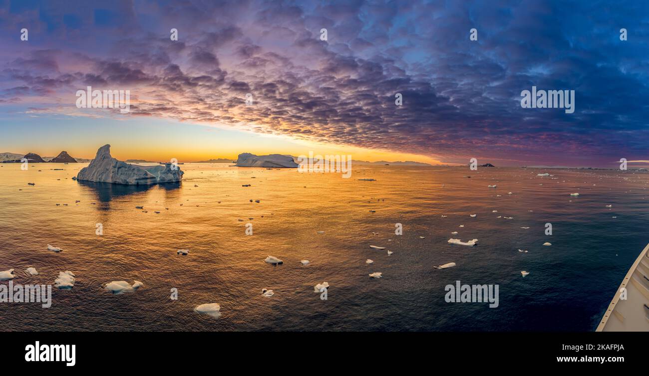 Spettacolare atmosfera al tramonto a Cierva Cove - una profonda baia sul lato ovest dell'Antartide, circondata dalla Baia di Cierva in terra di San Martín - Antartide Foto Stock