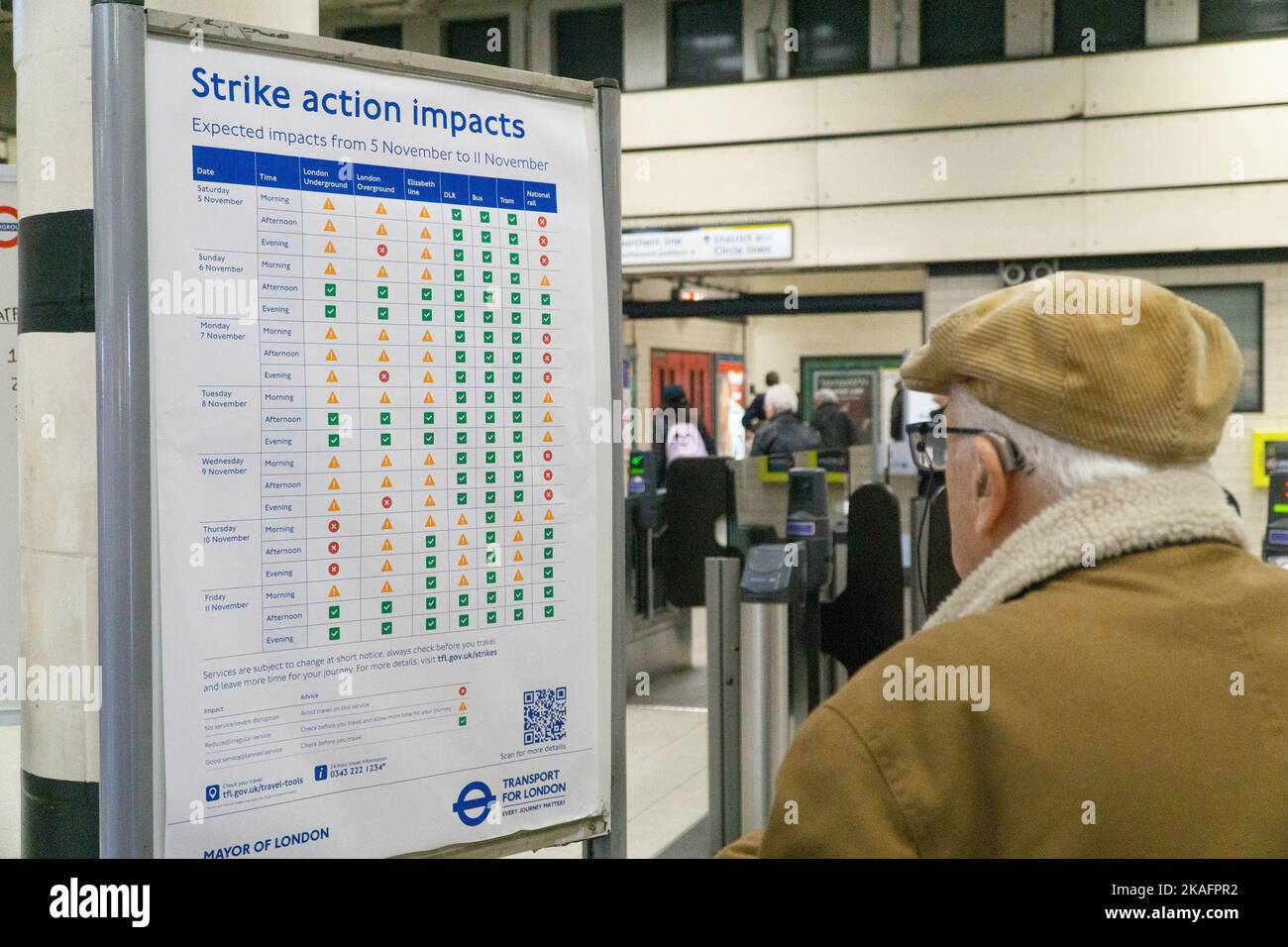 Londra, Regno Unito, 2 novembre 2022: Un avviso sui prossimi scioperi della metropolitana alla stazione di Embankment. Anna Watson/Alamy Live News Foto Stock
