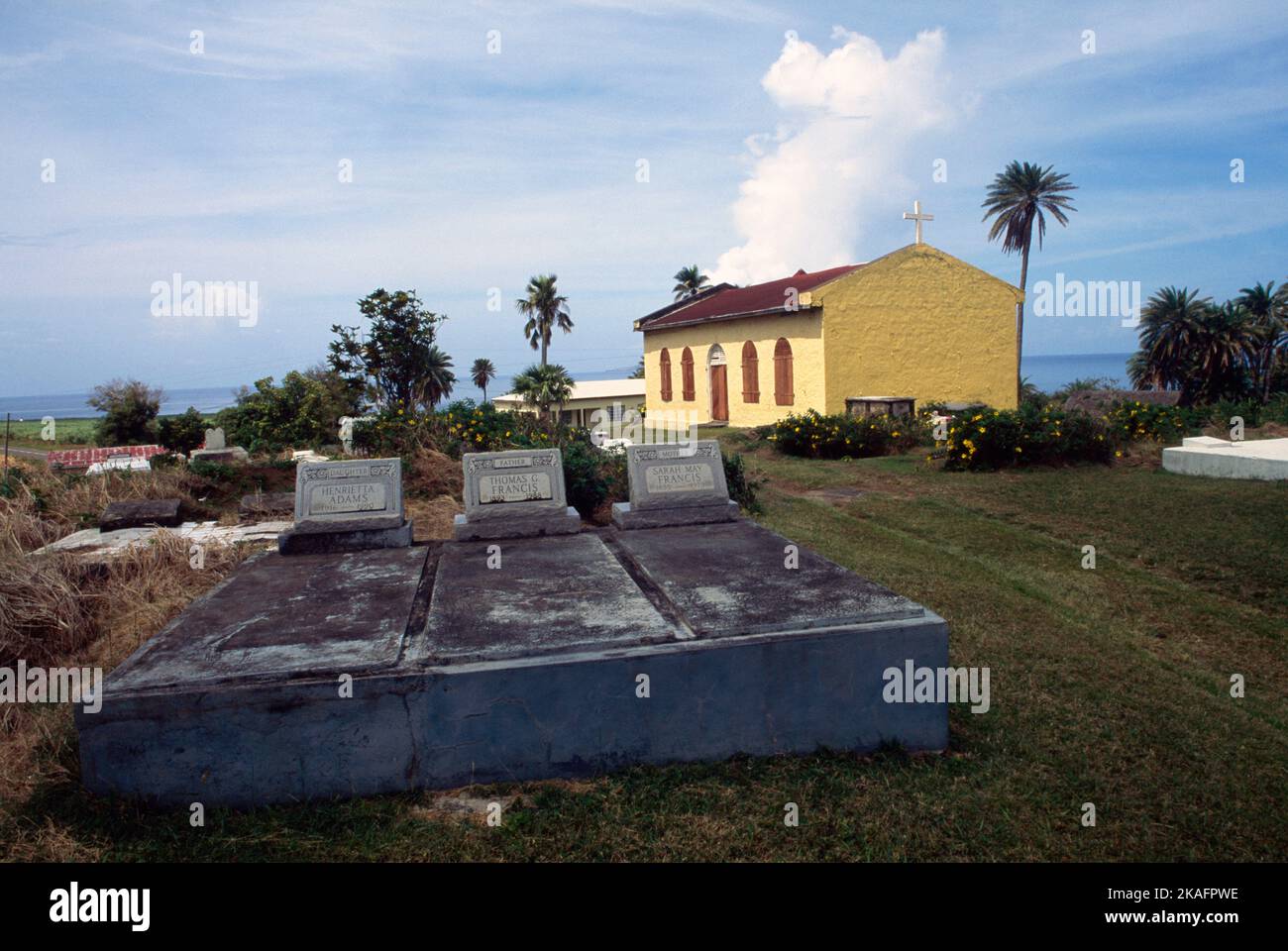 Chiesa di St Kitts all'estremità nord dell'isola tombe di famiglia Padre Madre & figlia Foto Stock