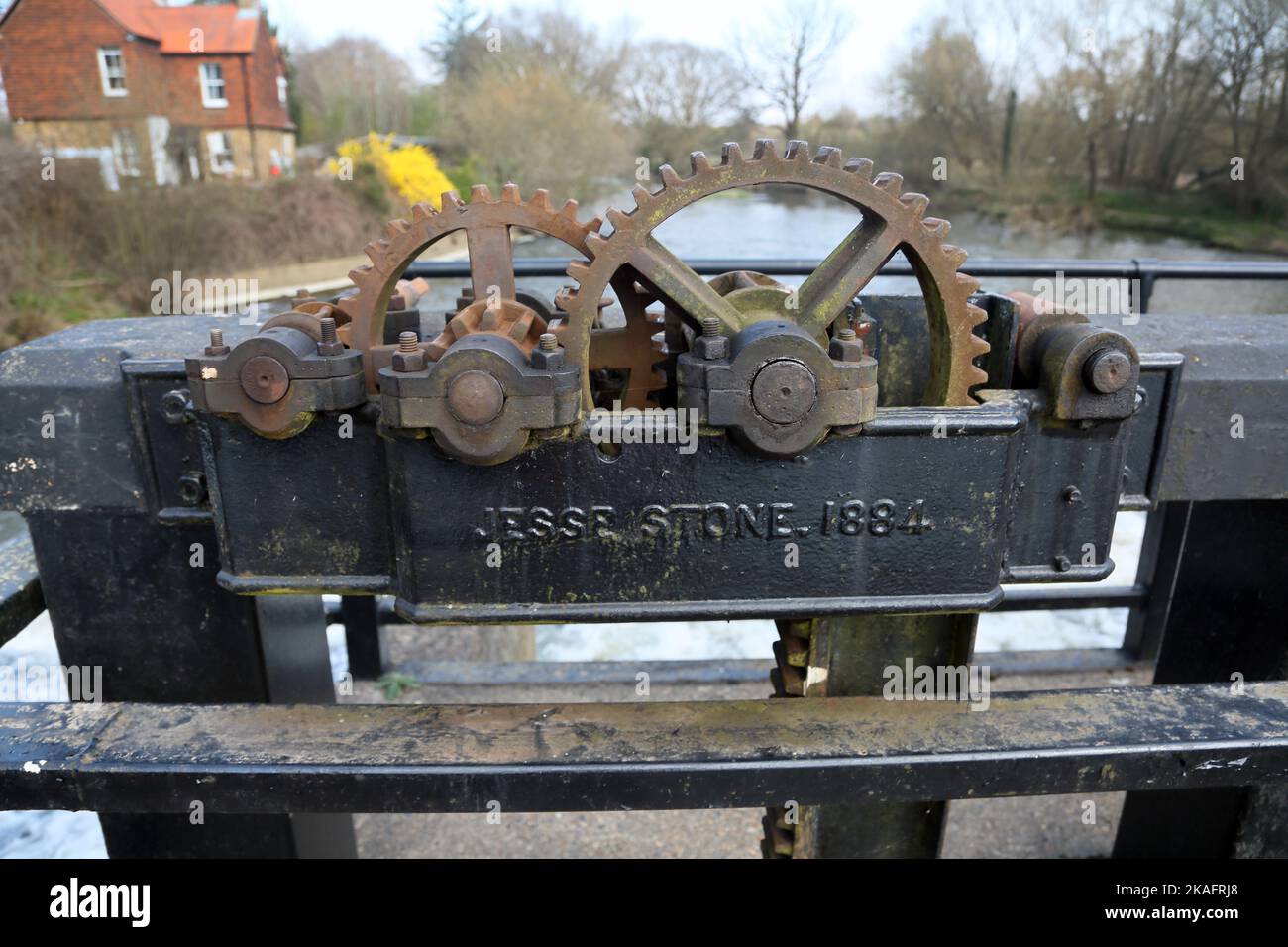 walsham weir chiudere a chiave di ruote dentate sul cancello di serratura sulla navigazione del fiume wey surrey inghilterra Foto Stock