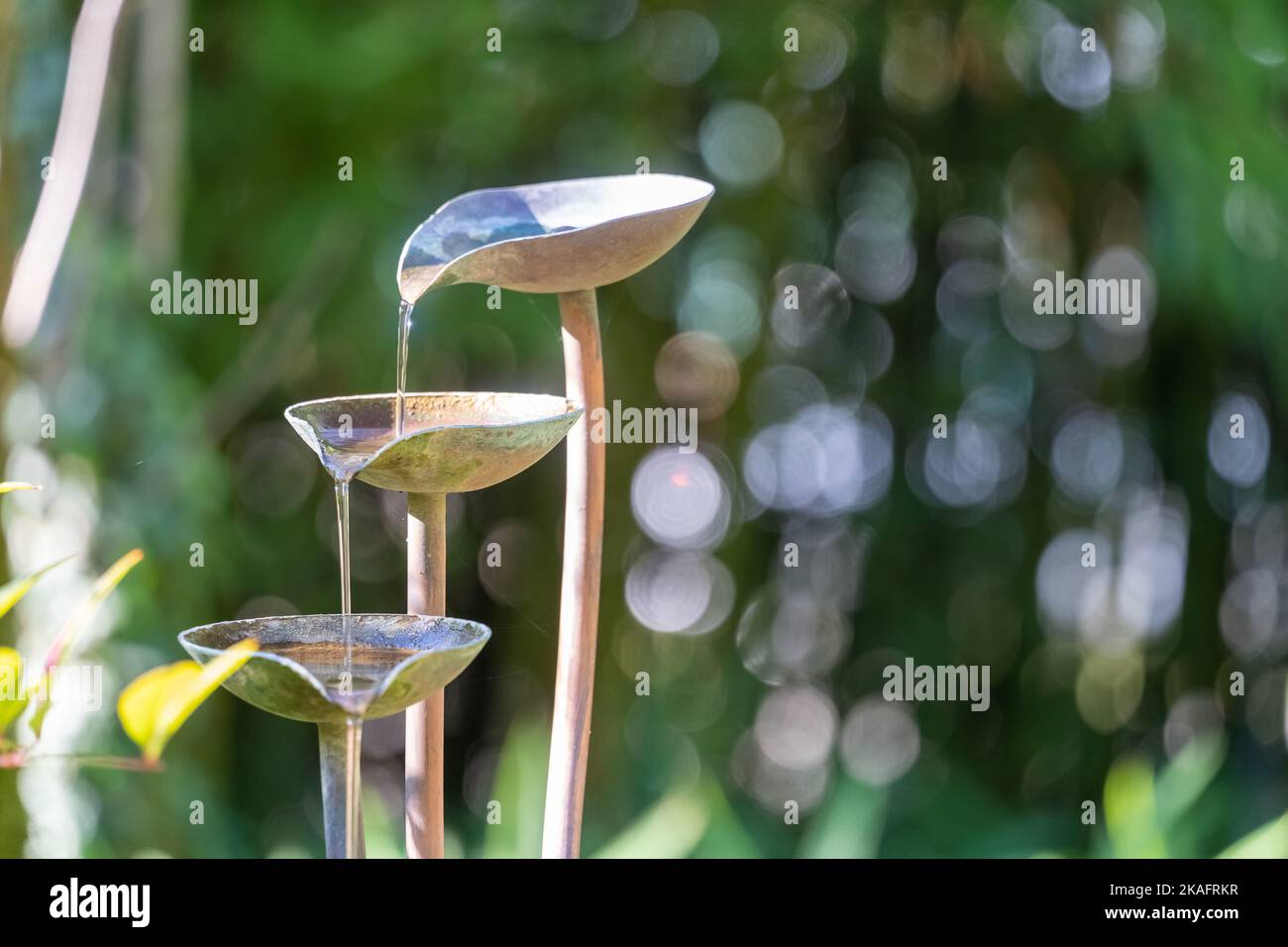 Splendide cascate decorative per giardini interni ed esterni. Decorazione asiatica Foto Stock