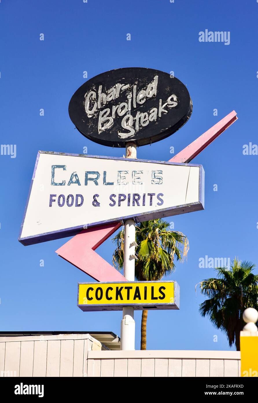 Cartello retrò per Carlee's bar nel centro di Borrego Springs, California. Foto Stock