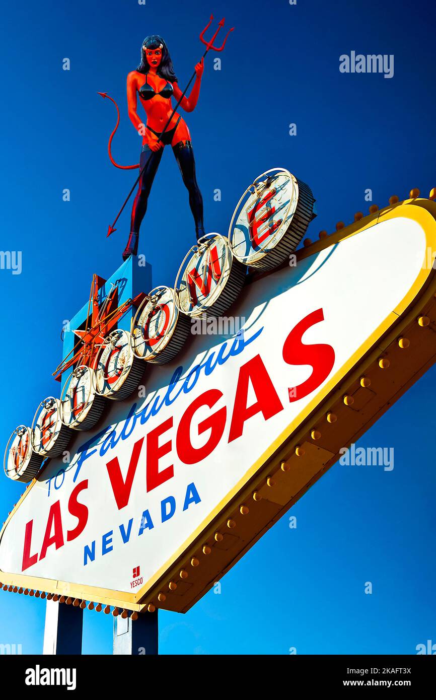 L'iconico cartello di benvenuto a Las Vegas con una donna dal diavolo rosso Foto Stock