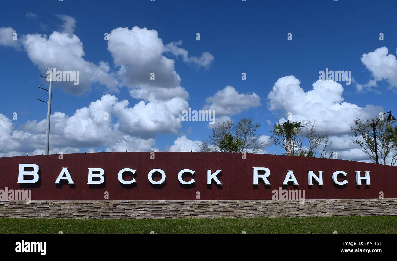 Babcock Ranch, Stati Uniti. 31st Ott 2022. Un cartello è visibile all'ingresso di Babcock Ranch, Florida, la prima città a energia solare degli Stati Uniti. Ogni casa è alimentata da energia elettrica generata da una fattoria solare di 870 acri, 75 megawatt. La costruzione della comunità è iniziata nel 2015, con piani per 19.500 residenze e 6 milioni di piedi quadrati di spazio commerciale. (Foto di Paul Hennessy/SOPA Images/Sipa USA) Credit: Sipa USA/Alamy Live News Foto Stock