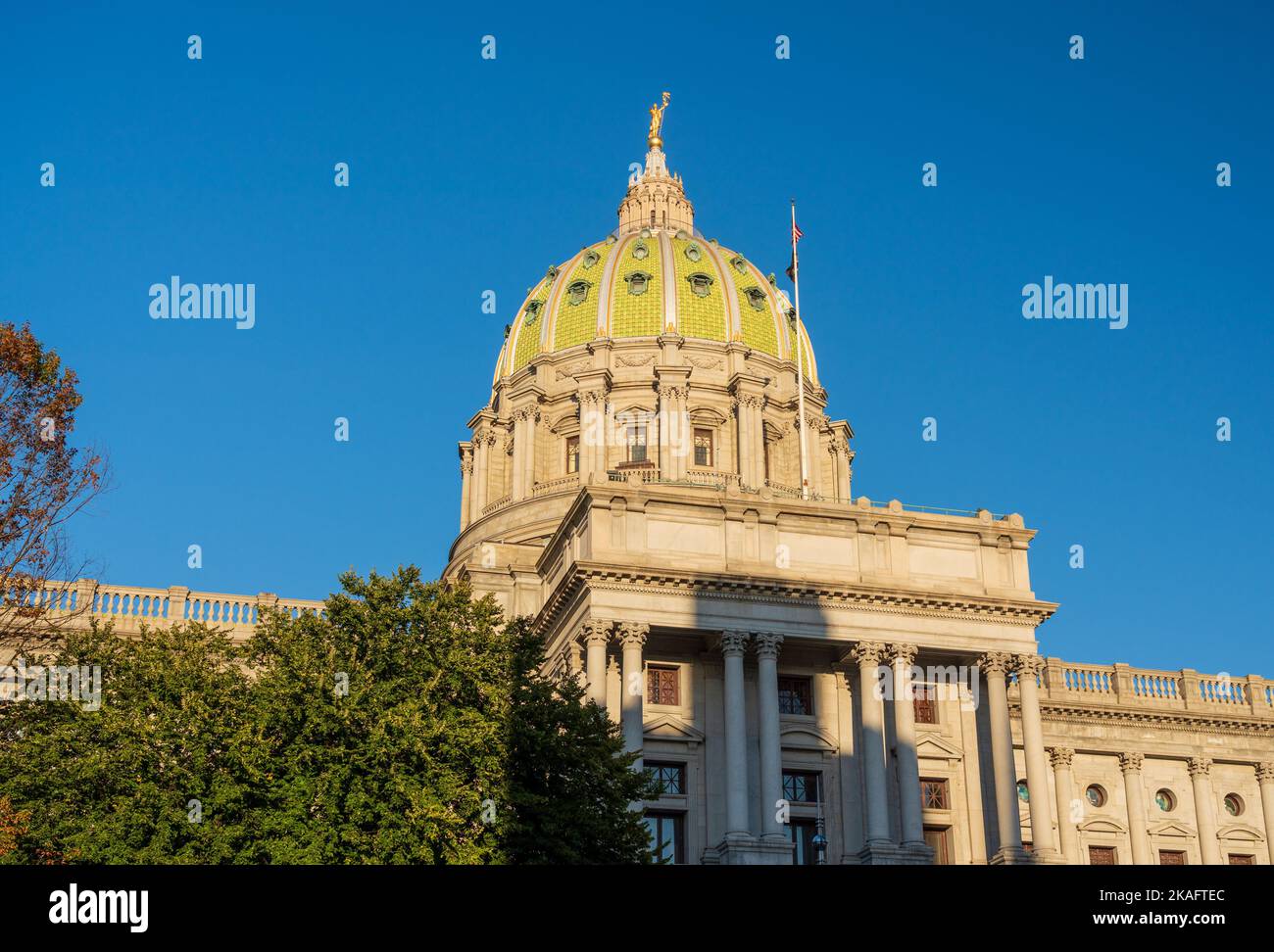 Particolare della cupola dell'edificio del Campidoglio della Pennsylvania ad Harrisburg, PA, al tramonto Foto Stock