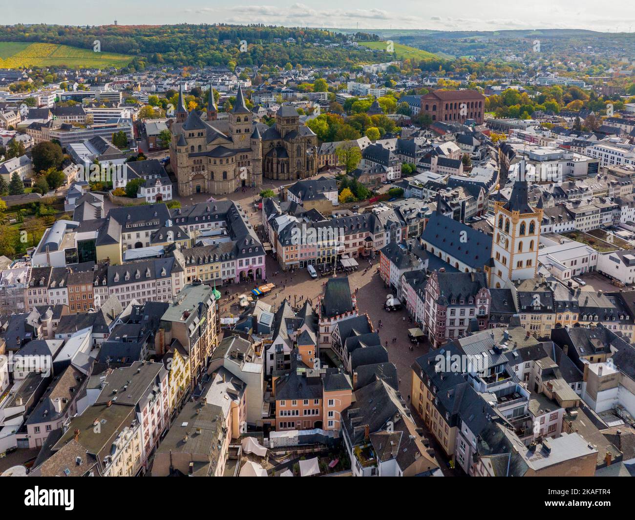 Tiro aereo al drone del centro città di Treviri, Rheinland-Pfalz. Giornata autunnale nella famosa città tedesca Foto Stock