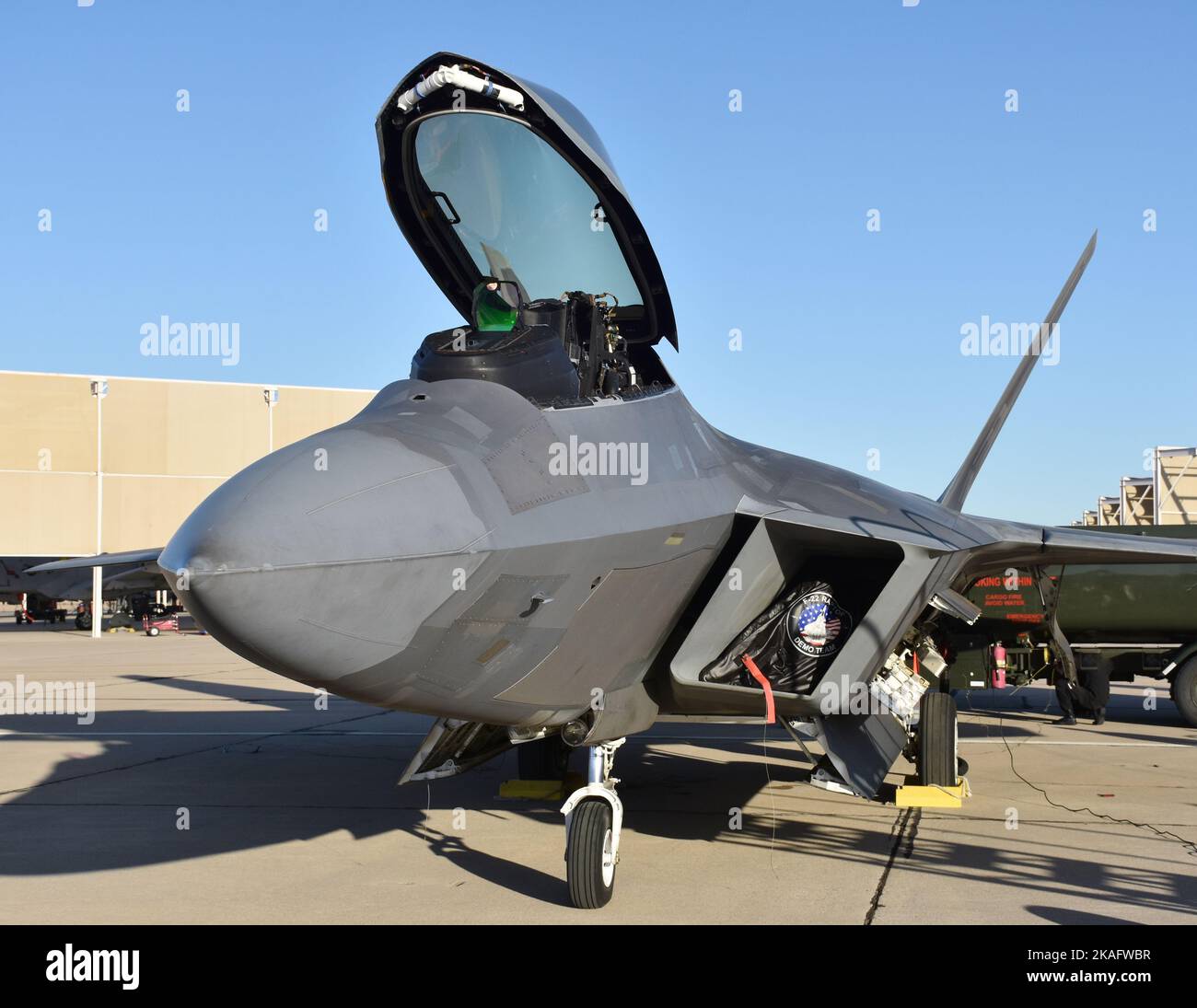 Un aereo da combattimento F-22 Raptor con la copertura della base aerea Davis-Monthan. Questo F-22 appartiene alla base dell'aeronautica militare di Langley. Foto Stock