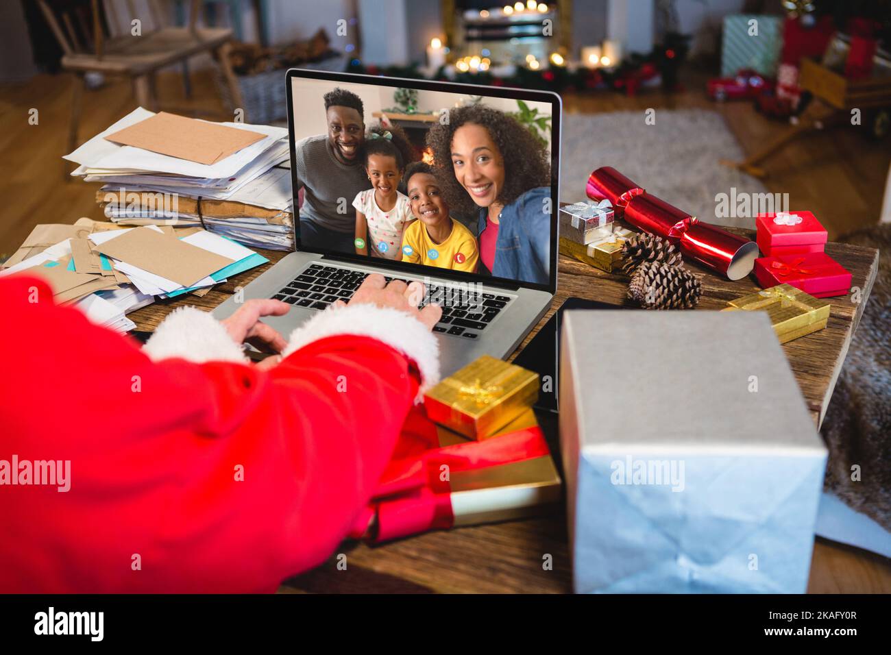 Uomo caucasico anziano che ha videochiamata di natale con la famiglia afroamericana Foto Stock