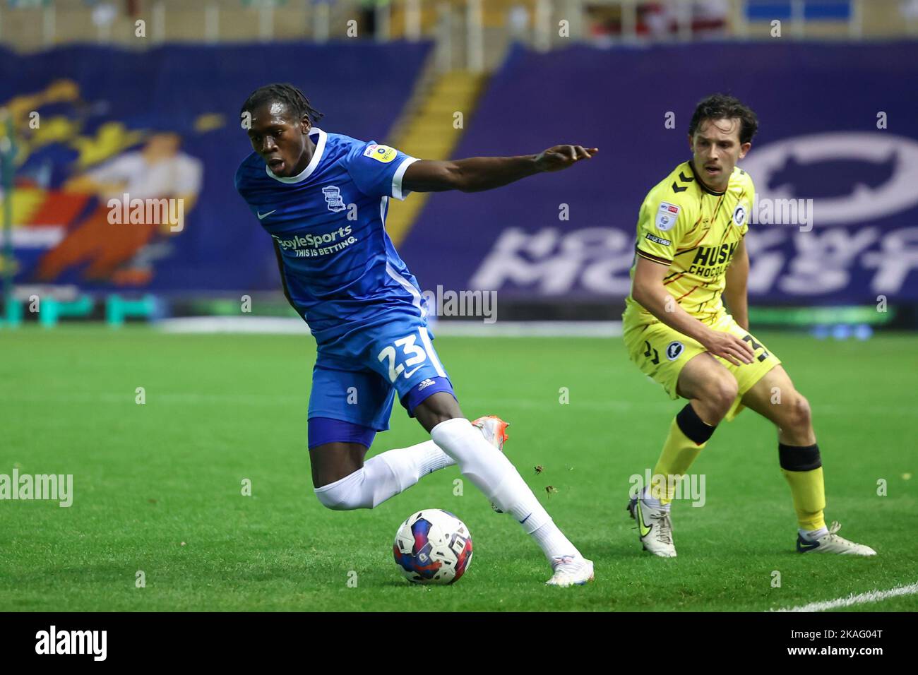 Birmingham, Regno Unito. 02nd Nov 2022. Emmanuel Longelo #23 di Birmingham City sbatte la palla durante la partita del Campionato Sky Bet Birmingham City vs Millwall a St Andrews, Birmingham, Regno Unito, 2nd novembre 2022 (Foto di Simon Bissett/News Images) a Birmingham, Regno Unito il 11/2/2022. (Foto di Simon Bissett/News Images/Sipa USA) Credit: Sipa USA/Alamy Live News Foto Stock