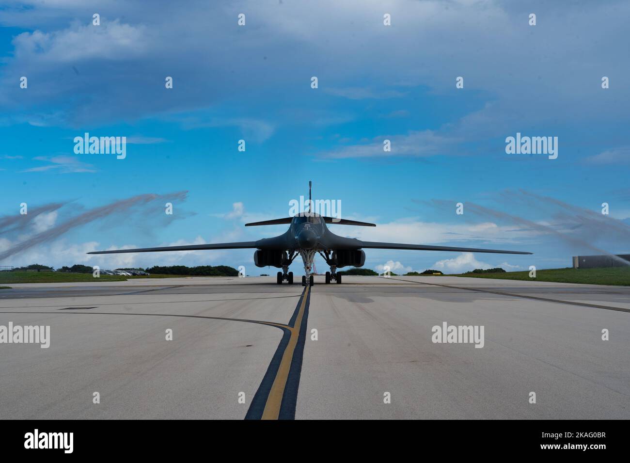 Un ballerino dell'aeronautica militare degli Stati Uniti B-1B assegnato allo Squadrone della bomba espeditionaria 37th, base dell'aeronautica di Ellsworth, Dakota del Sud, taxi attraverso una stazione di lavaggio dell'acqua pulita dopo una missione dell'aeronautica militare di Andersen AFB, Guam, 29 ottobre 2022. Pacific Air Forces rimane pronta e pronta a rispondere e supportare le operazioni globali operando con una varietà di aerei e unità nell'Indo-Pacifico. (STATI UNITI Air Force foto di staff Sgt. Hannah Malone) Foto Stock