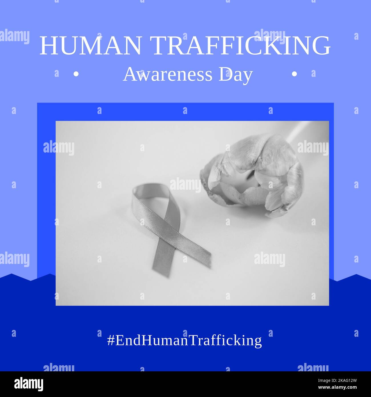 Giornata di sensibilizzazione sulla tratta di esseri umani su sfondo violetto, nastro e fiore Foto Stock