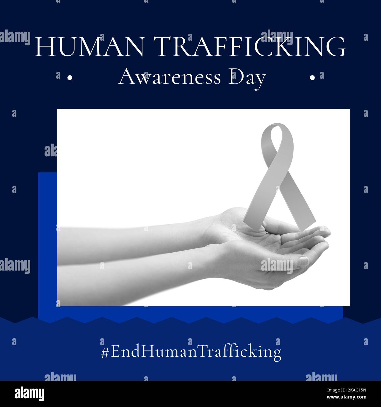Giornata di sensibilizzazione sulla tratta di esseri umani su sfondo marino, nastro e mani Foto Stock