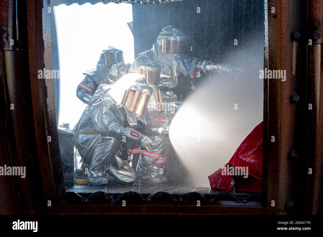 I vigili del fuoco della Japan Air Self-Defense Force spruzzano acqua su un simulatore di fuoco aereo durante un addestramento bilaterale con lo Squadrone dell'ingegnere civile 374th alla base aerea di Yokota, Giappone, 26 ottobre 2022. Trentacinque membri JASDF di sei diverse basi si sono riuniti a Yokota AB per allenarsi e acquisire esperienza con 374 vigili del fuoco CES. (STATI UNITI Air Force foto di Machiko Arita) Foto Stock