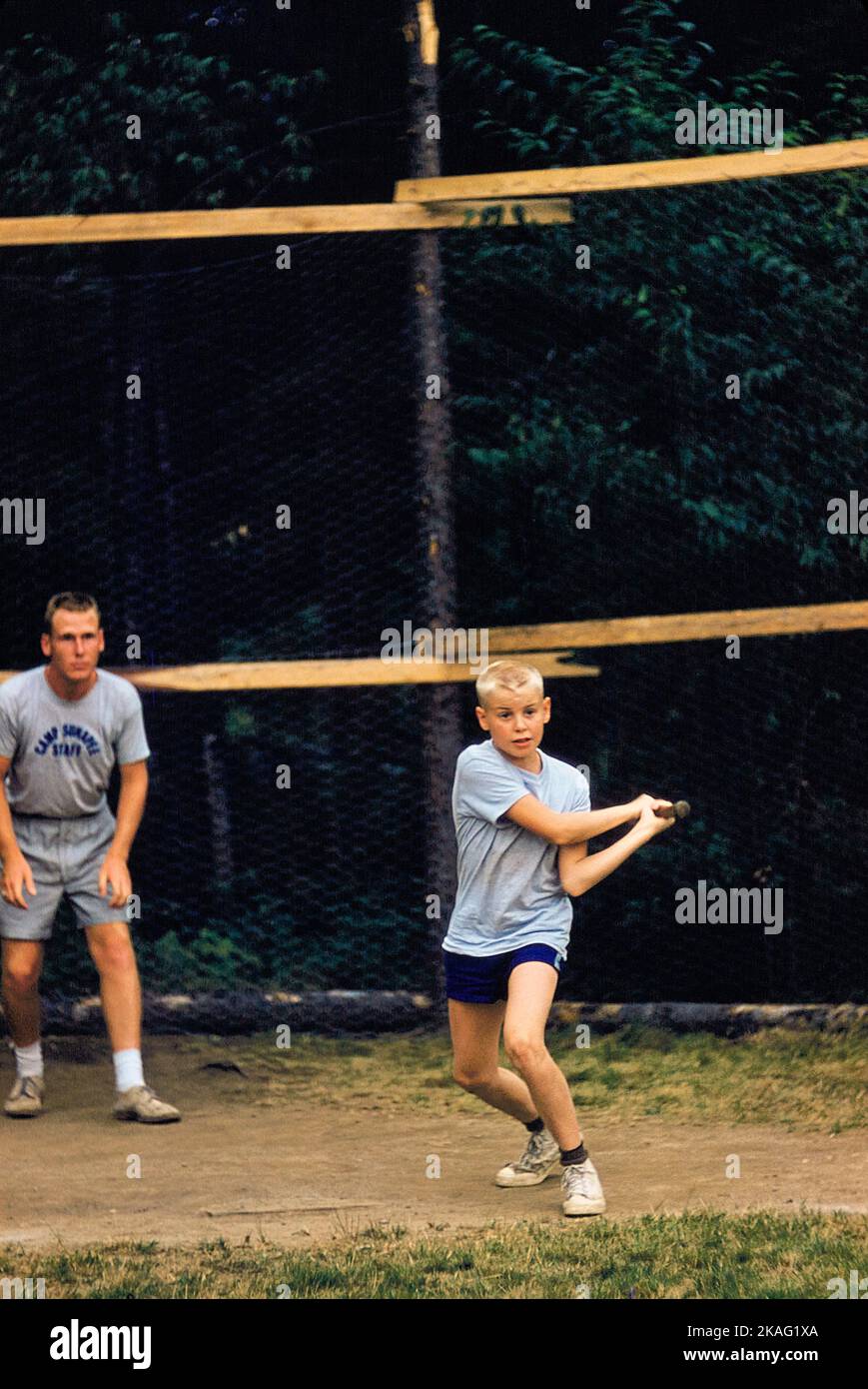 Giovane ragazzo che gioca a baseball al Summer Camp, Camp Sunapee, New Hampshire, USA, toni Frissell Collection, Luglio 1955 Foto Stock