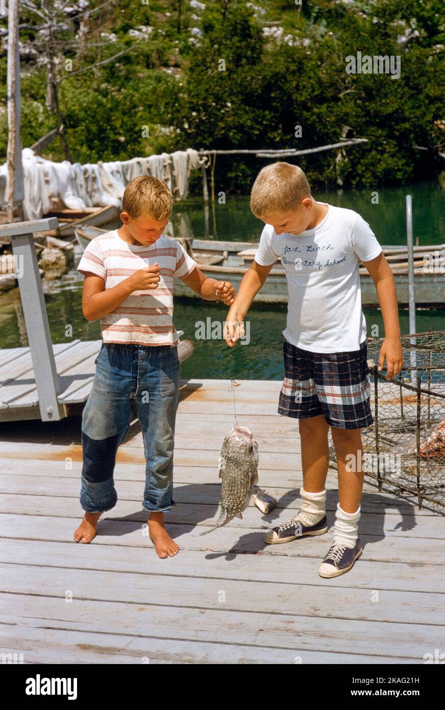 Due ragazzi con pesce pescato, Bermuda, toni Frissell Collection, 1956 Foto Stock