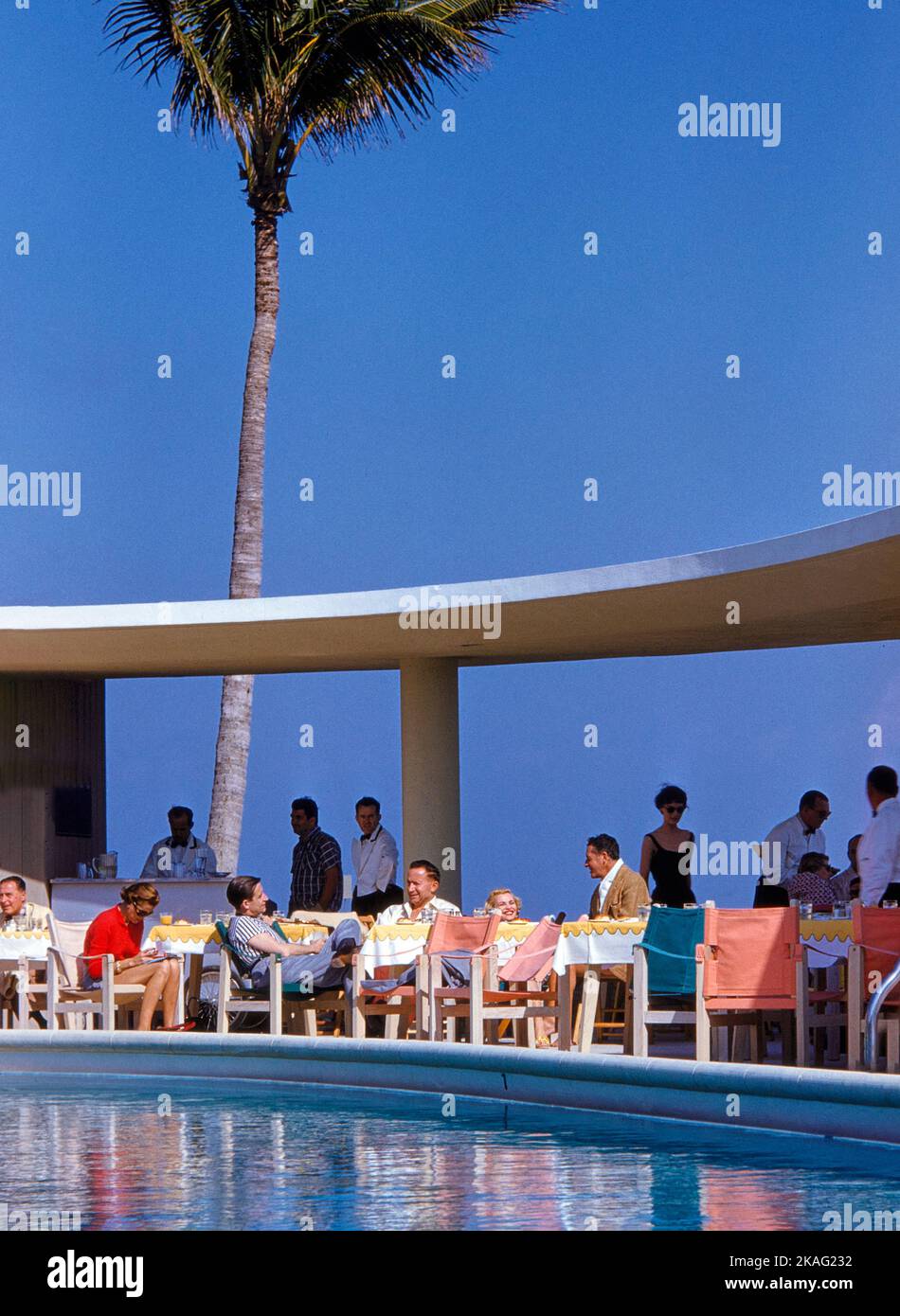 Ristorante a bordo piscina, la Coquille Club, Palm Beach, Florida, Stati Uniti Toni Frissell Collection, dicembre 1954 Foto Stock