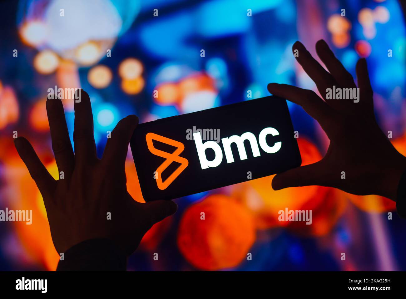 In questa illustrazione, il logo BMC Software viene visualizzato sullo schermo di uno smartphone. Foto Stock