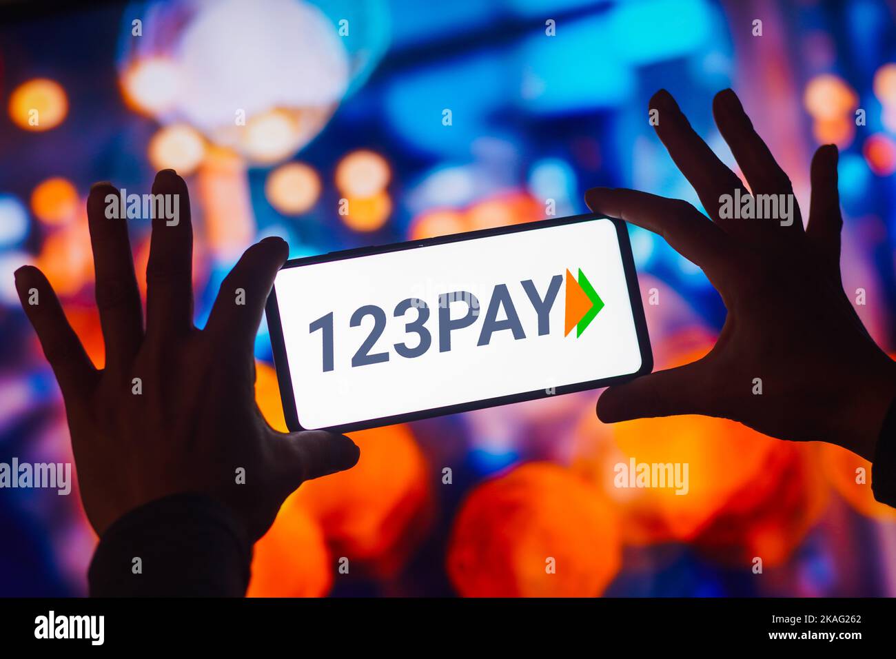 In questa illustrazione, il logo UPI 123PAY viene visualizzato sullo schermo di uno smartphone. Foto Stock