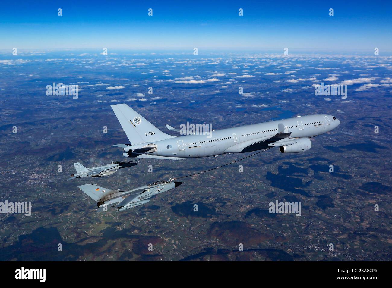 23 ottobre 2022 - Slovacchia - Un KC-30m Airbus, collegato allo Squadrone multirolante di Tanking, esegue un rifornimento aereo con un Growler e/A-18G, collegato allo Squadrone di attacco elettronico (VAQ) 140, E un aereo tedesco Panavia Tornado ECR, davanti, durante l'attività di vigilanza guidata dalla NATO Neptune Strike 22,2 (NEST 22,2), 20 ottobre 2022. NEST 22,2 è la naturale evoluzione della capacità della NATO di integrare le capacità di guerra marittima di alto livello di un gruppo di sciopero del vettore per sostenere la difesa dell'alleanza in Europa. (Credit Image: © U.S. Navy/ZUMA Press Wire Service/ZUMAPRESS.com) Foto Stock