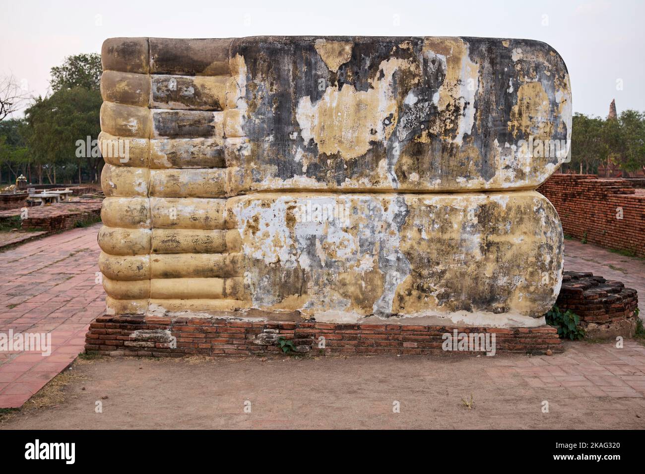 Piedi Buddha giganti Wat Lokayasutharam Temple Ayutthaya Thailandia Foto Stock