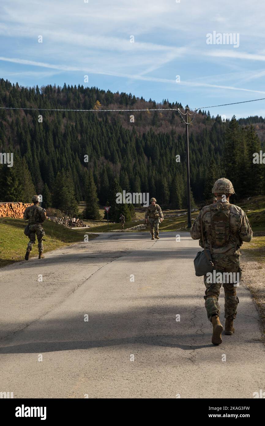 Soldati dell'esercito degli Stati Uniti assegnati all'esercito degli Stati Uniti Southern European Task Force, Africa (SETAF-AF) camminano fino al loro punto successivo per un corso di navigazione terrestre durante la corsia ESB (Expert Soldier Badge) ad Asiago, Italia, 31 ottobre, 2022.l'ESB è un badge delle competenze speciali dell'esercito degli Stati Uniti che viene assegnato al personale militare degli Stati Uniti e al personale militare dell'Organizzazione del trattato del Nord Atlantico che completa con successo una serie di test di qualificazione, comprese le parti scritte e quelle relative alle prestazioni. (STATI UNITI Foto dell'esercito di CPL. Timothee Buangala) Foto Stock