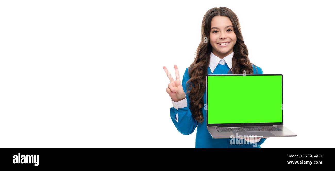 faccia felice della ragazza teen con i capelli lunghi ricci mostrano il calcolatore isolato su bianco, pace. Ritratto della bambina con laptop, poster orizzontale. Banner Foto Stock