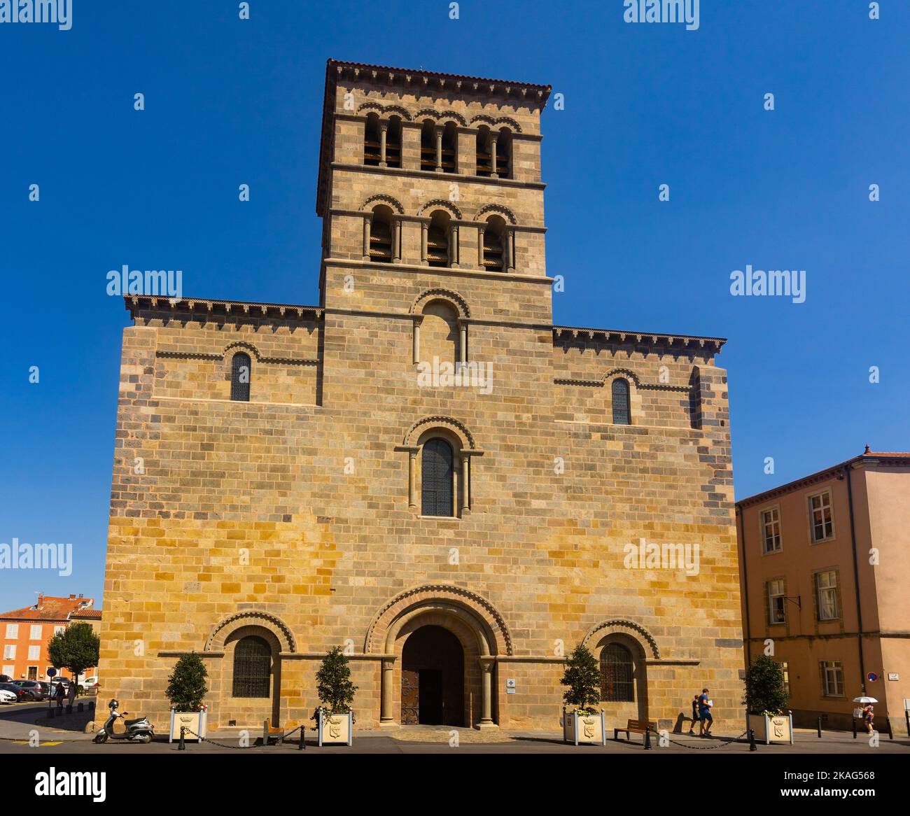 Facciata ovest della chiesa medievale di Saint-Austremoine in Issoire Foto Stock