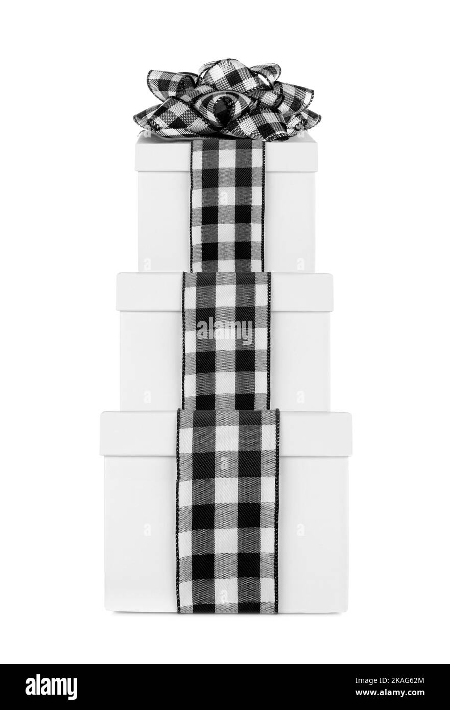 Scatole regalo di Natale bianche impilate con nastro e arco di bisonte bianco e nero. Vista laterale isolata su sfondo bianco. Foto Stock