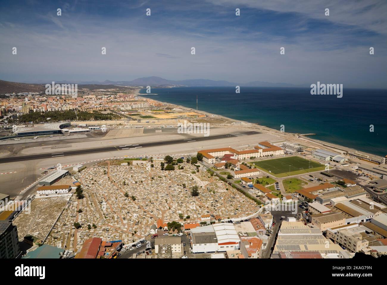 Vista dall'alto del North Front Cemetery e della pista dell'aeroporto dalla cima della roccia, Gibilterra. Foto Stock