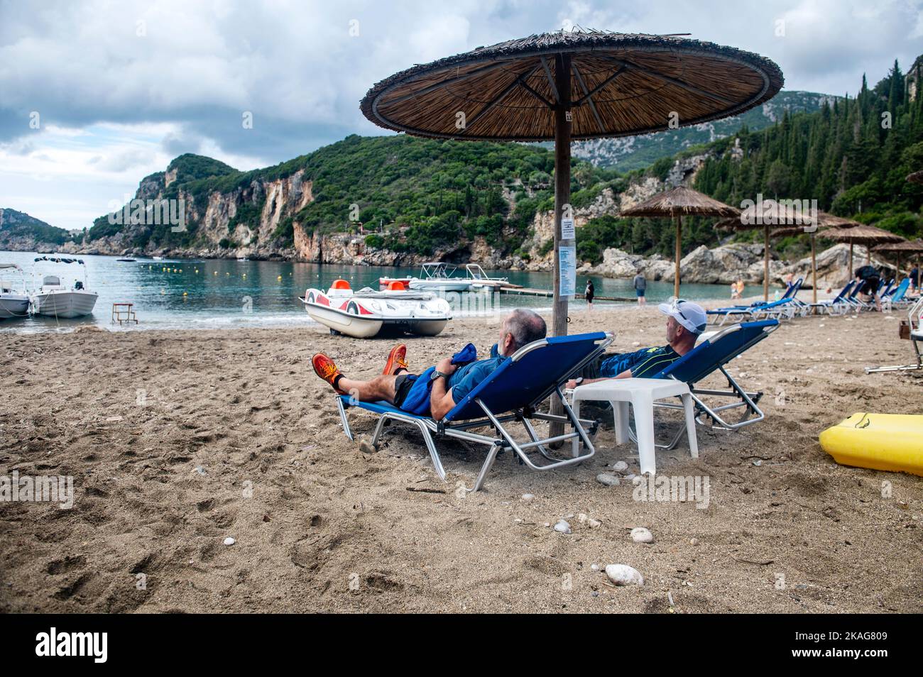 Due turisti che godono la vista su una spiaggia a Corfù, Grecia Foto Stock