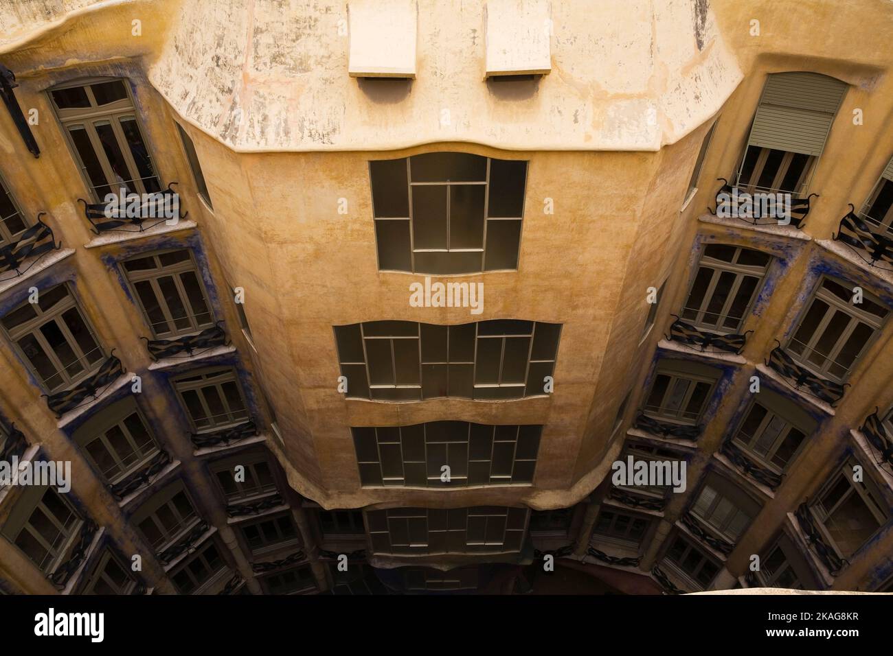 Edificio architettonico modernista, la Pedrera chiamato anche Casa Mila da Antoni Gaudi, Barcellona, Spagna. Foto Stock