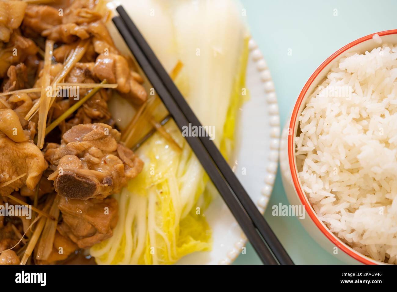 Vista dall'alto del pollo con XiangMao o erba di limongrass e cavolo e ciotola di riso Foto Stock