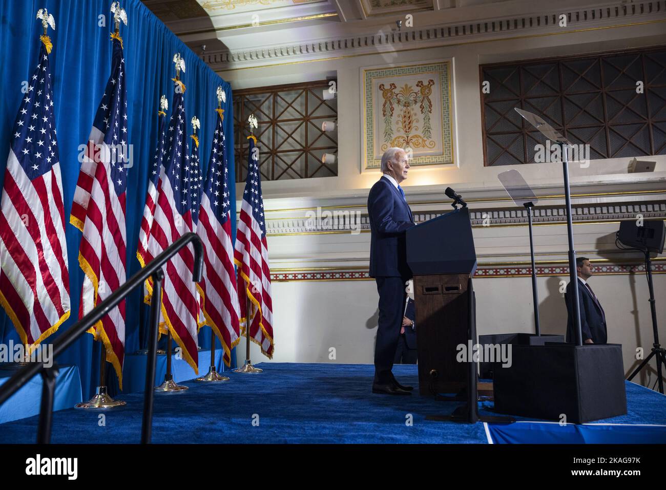 Washington, Stati Uniti. 02nd Nov 2022. Il Presidente DEGLI STATI UNITI Joe Biden ha pronunciato un discorso sulle crescenti minacce alla democrazia americana e sulle libere elezioni al Columbus Club del Comitato Nazionale democratico a Washington, DC, USA, mercoledì 2 novembre, 2022. Il discorso del presidente viene meno di una settimana prima delle elezioni di medio termine e sulla scia di un attacco politico al marito di Nancy Pelosi. Foto di Jim lo Scalzo/UPI Credit: UPI/Alamy Live News Foto Stock