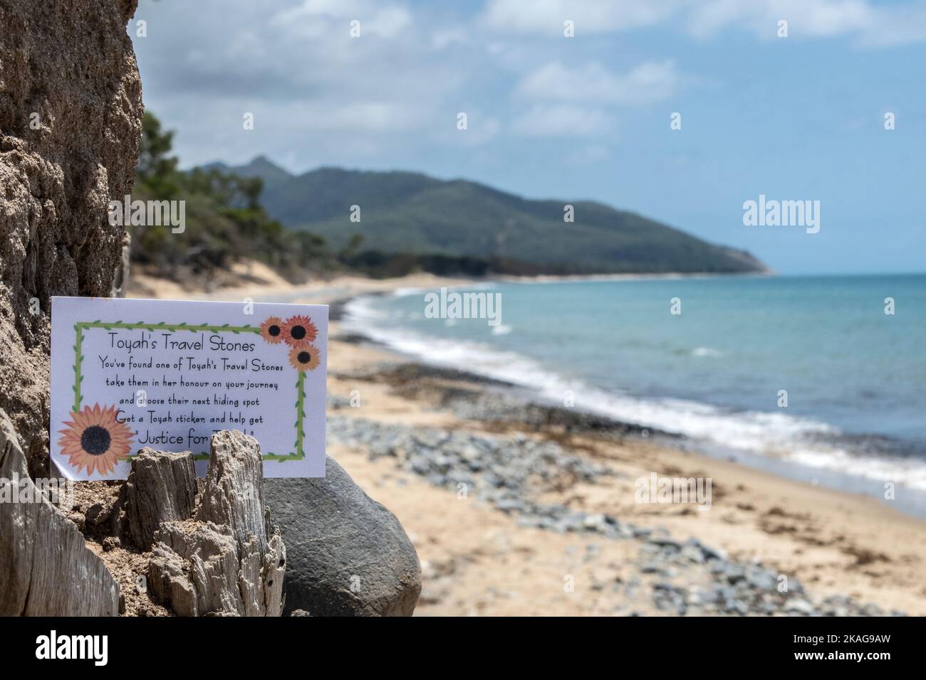 La scena a Wangetti Beach vicino Cairns nel Queensland settentrionale dove Toyah Cordingley è stato assassinato nel 2018. Un santuario è stato creato nella sua memoria. Foto Stock