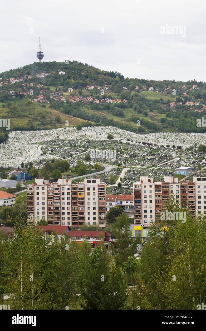 Edifici di appartamenti, cimitero e case residenziali sulla collina a Sarajevo, Bosnia-Erzegovina. Foto Stock