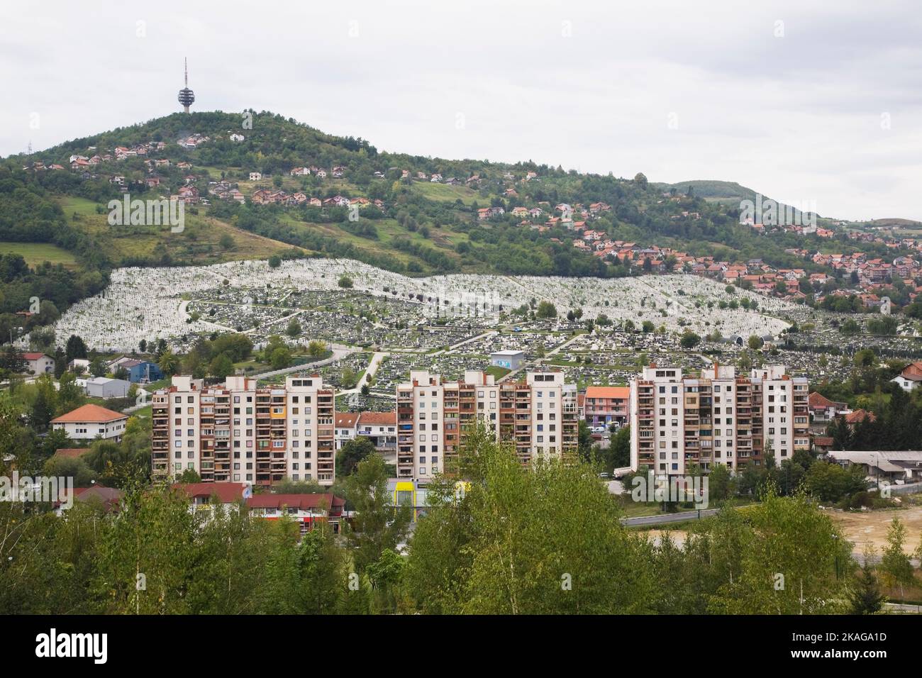 Edifici di appartamenti, cimitero e case residenziali sulla collina a Sarajevo, Bosnia-Erzegovina. Foto Stock