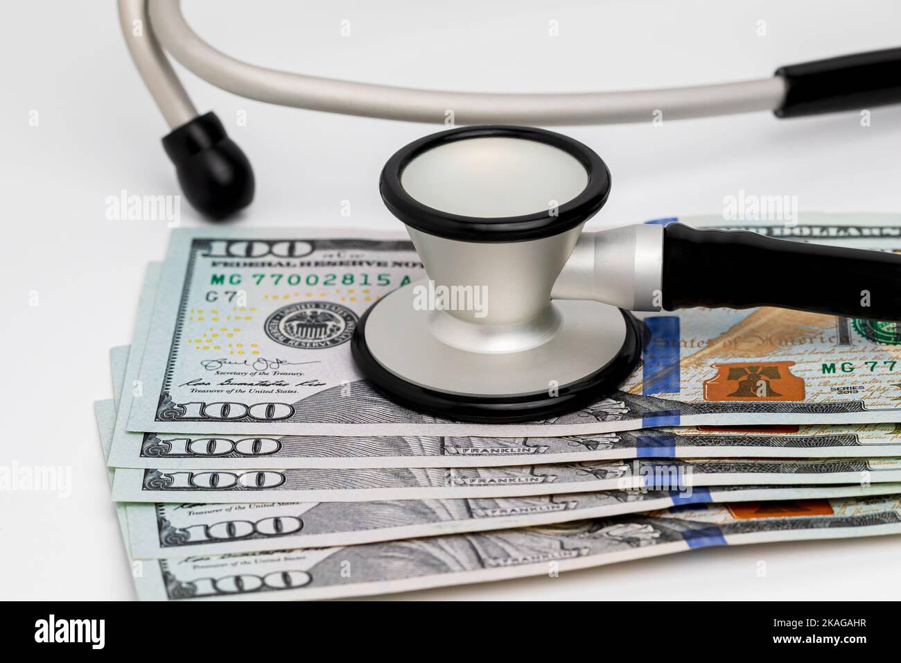 Stetoscopio e denaro contante. Sanità, assicurazione sanitaria e concetto di bollette mediche. Foto Stock