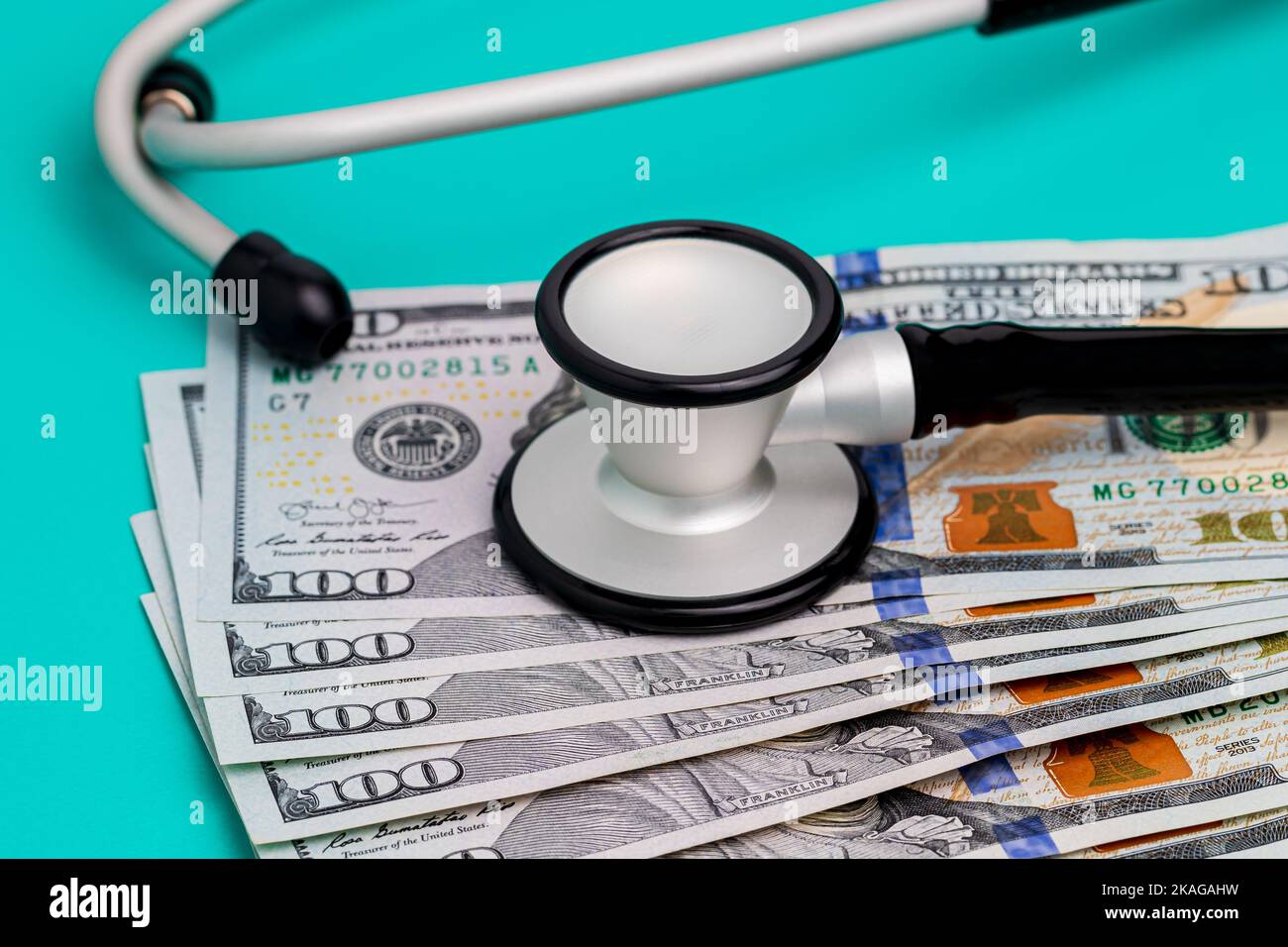 Stetoscopio e denaro contante. Sanità, assicurazione sanitaria e concetto di bollette mediche. Foto Stock